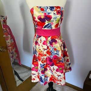Box-pleated strapless floral dress